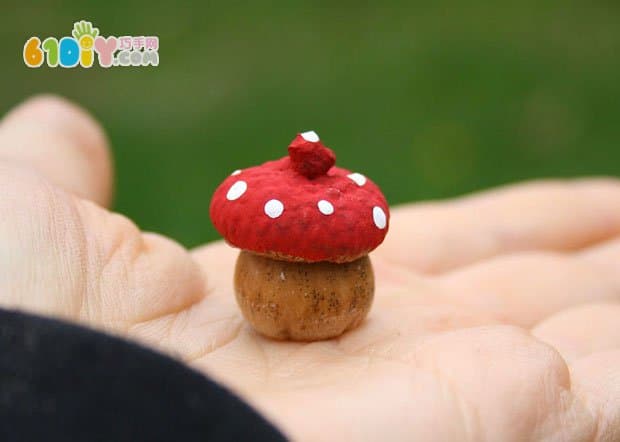 幼儿利用橡子制作小蘑菇