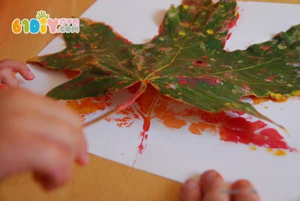 幼儿园秋天手工 漂亮的树叶印