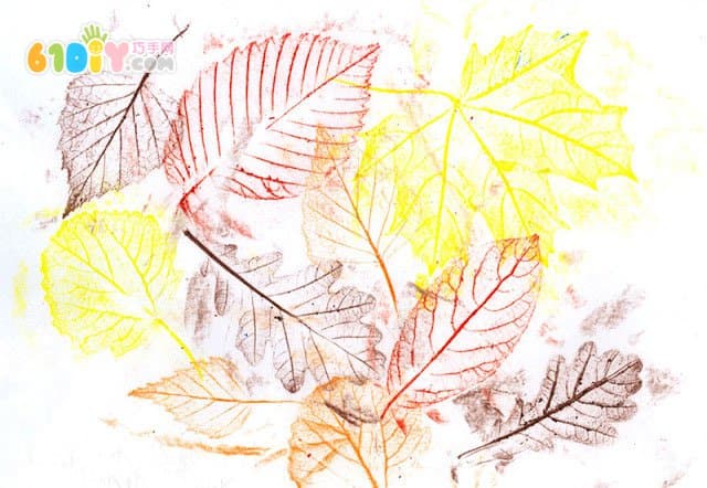 儿童秋天手工制作蜡笔拓印树叶