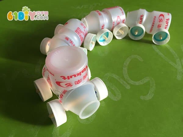 亲子制作 养乐多瓶子废物利用变火车_瓶子手工_巧巧手幼儿手工网