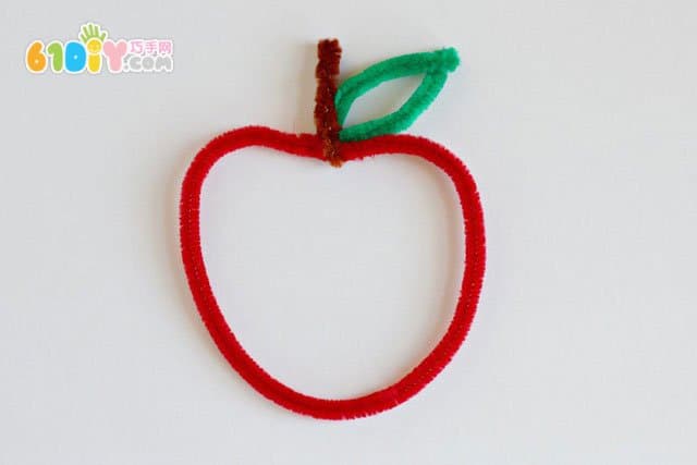 儿童利用毛根制作苹果