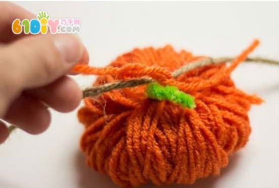 制作万圣节毛线小南瓜挂饰