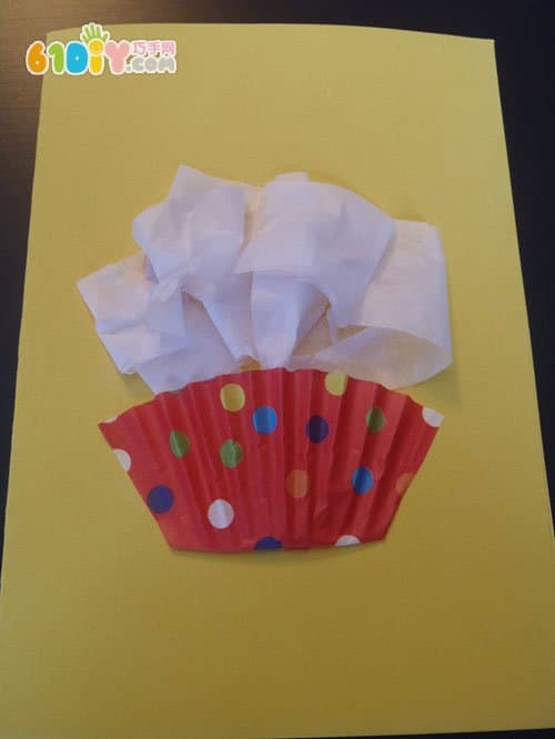 儿童手工制作漂亮的蛋糕贴画生日卡