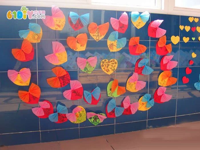 首页 幼儿园环境布置 节日 感恩节  感恩节爱心主题墙布置图片