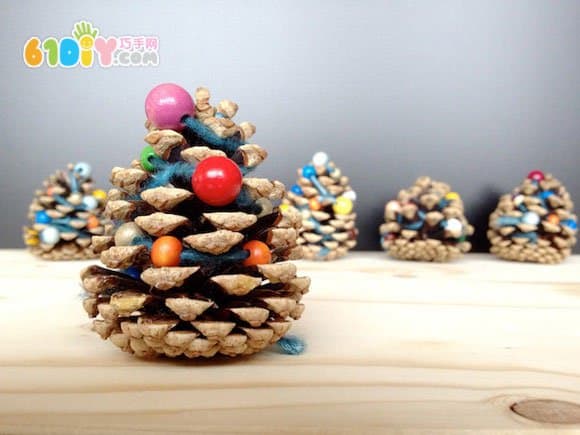 幼儿DIY可爱的松果圣诞树