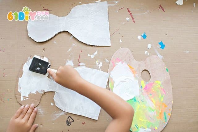 孩子们废物利用制作纸板娃娃