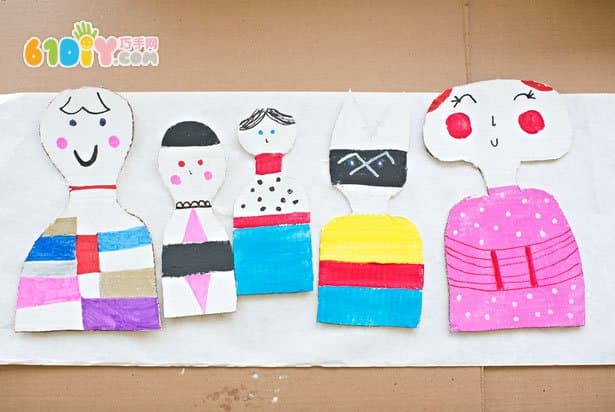 孩子们废物利用制作纸板娃娃