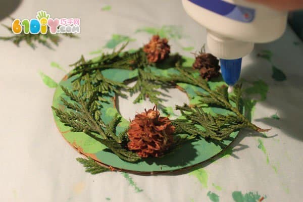 儿童DIY制作废纸板圣诞节花环