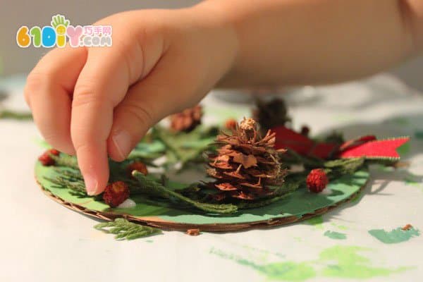 儿童DIY制作废纸板圣诞节花环