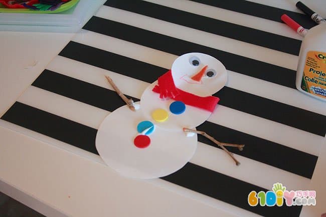 儿童利用圆形手工制作雪人贴画