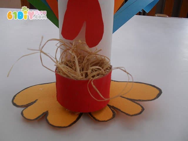 儿童利用卷纸筒制作大公鸡