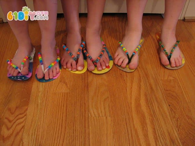 儿童手工制作美美的串珠沙滩拖鞋