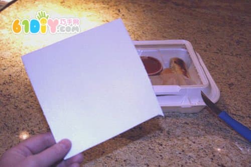 利用泡沫快餐盒制作拓印画