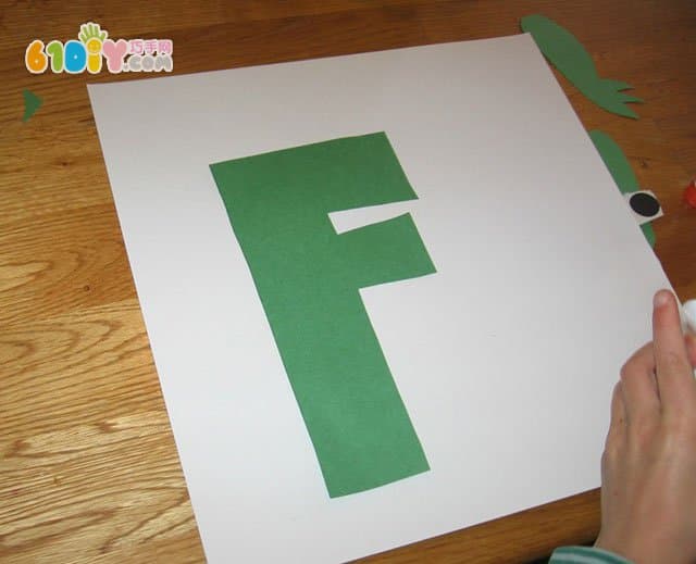 幼儿学字母F手工 青蛙贴画