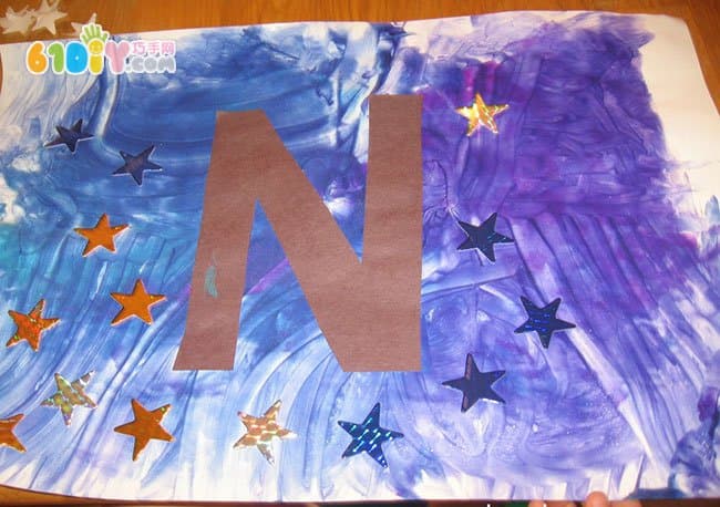 幼儿学字母N的手工 夜空贴画