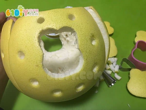 61DIY教你用柚子皮制作中秋节兔子灯