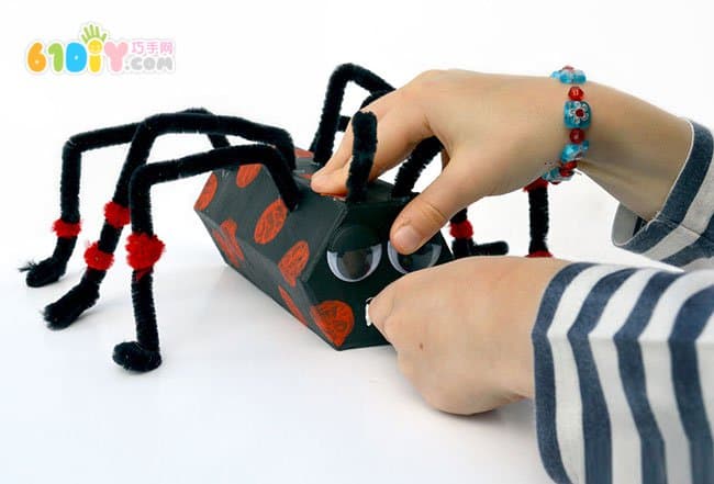 纸盒变变变 儿童DIY制作万圣节蜘蛛怪