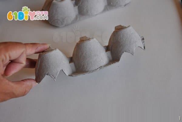 万圣节儿童手工制作鸡蛋盒蝙蝠和树叶挂饰