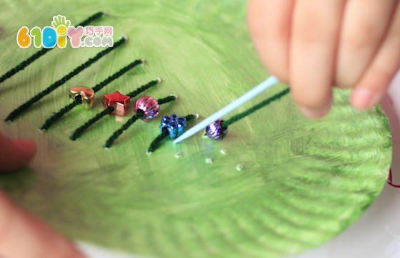 儿童手工制作纸盘穿线圣诞树