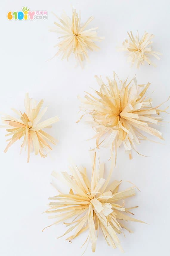 玉米叶手工制作花朵挂饰
