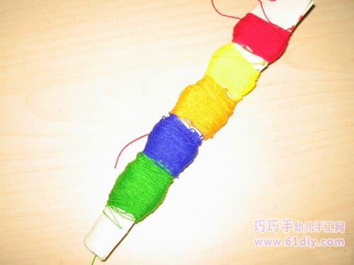 1。材料：彩线，硬纸，棉花，香药