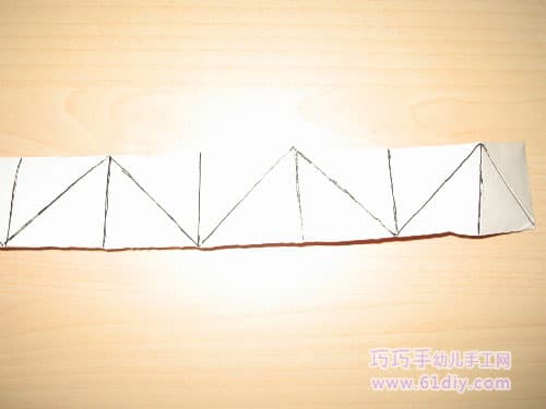 2。将硬纸裁成长条行，如图折