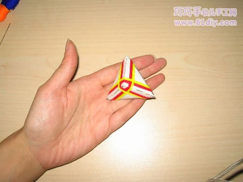 8。将其他颜色的线依次缠上：