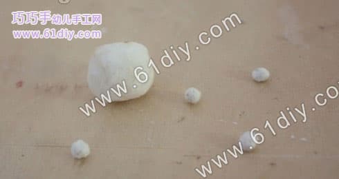 旧报纸制作可爱卡通小熊模型