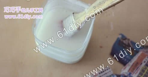 旧报纸制作可爱卡通小熊模型