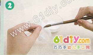 旧报纸杂志手工制作收纳盒笔筒