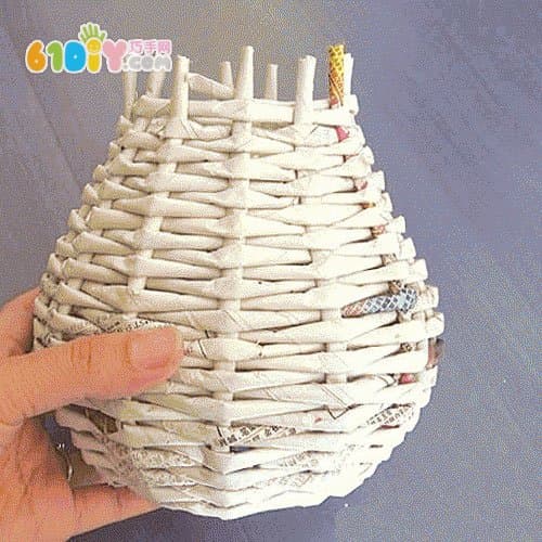 怎样用报纸编织花篮
