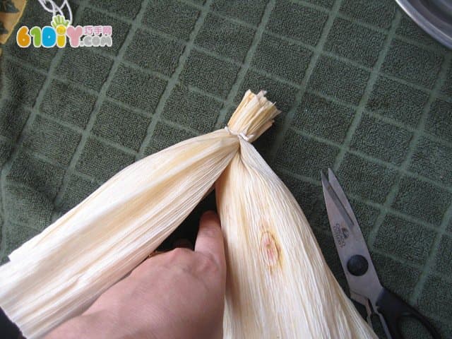 幼儿园玉米叶子做手工制作玉米叶手工制作简单的娃娃
